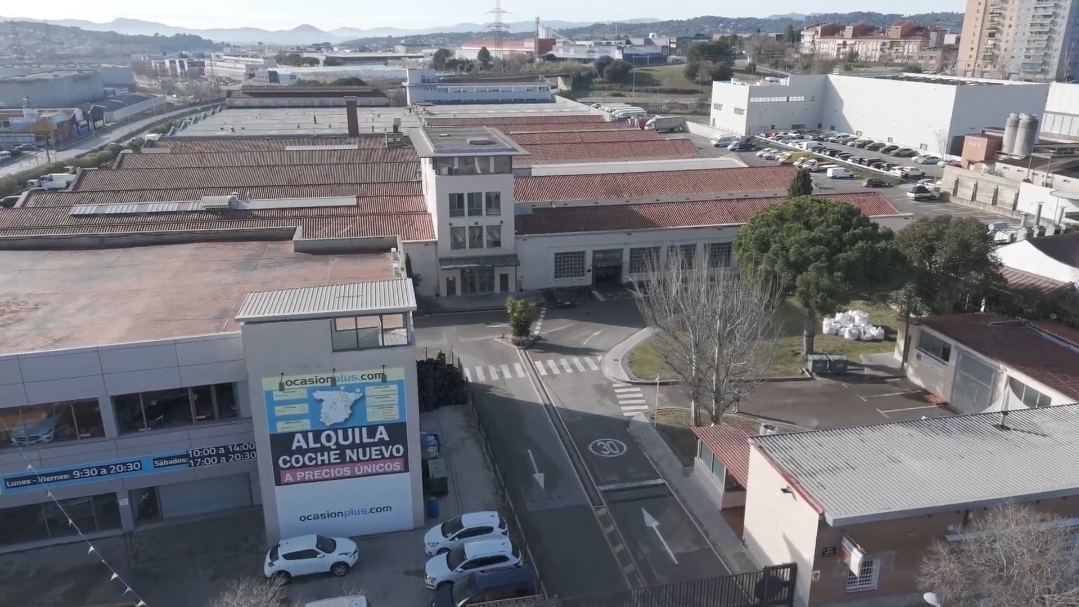 Vista aérea del entorno y acceso al gimnasio Steel en Terrassa